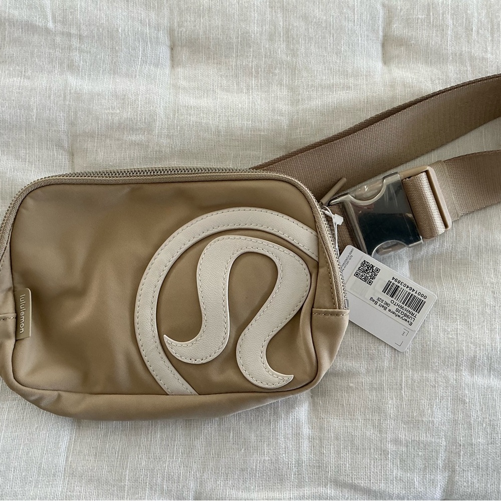 NWT lululemon athletica tan Everywhere belt bag with cream logo - Picture 3 of 5